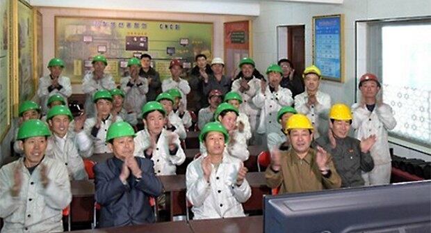 북한 주민들이 2일 김정은 노동당 위원장의 신년사를 경청하고 있다. 
