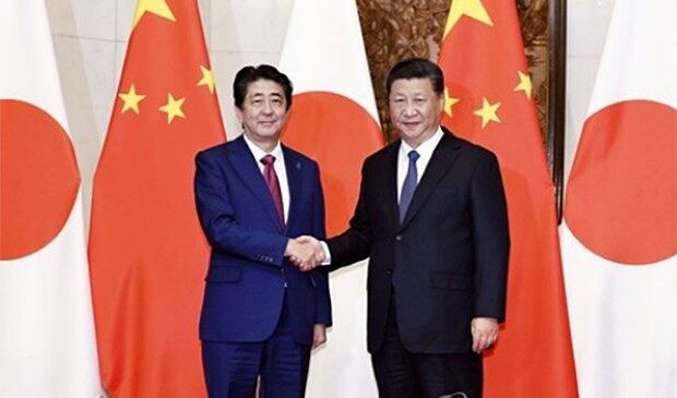 시진핑(習近平·오른쪽) 중국 국가 주석과 아베 신조(安倍晋三) 일본 총리가 26일 베이징(北京)에 있는 조어대(釣魚台)에서 회담을 하기에 앞서 악수를 하고 있다. 