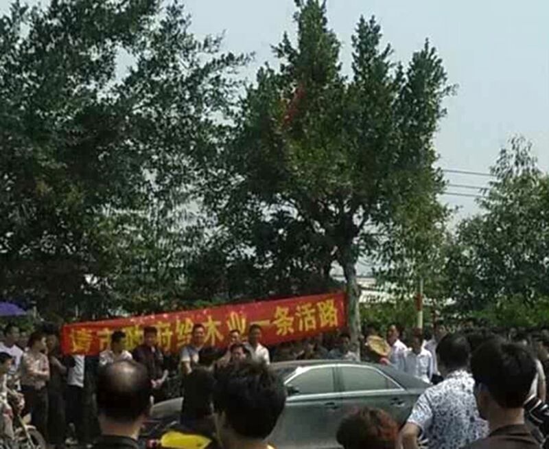 2015年4月1日,福建省漳州市龍民區有1000多名膠合板生產的廠商,因不滿政府以環保為由,強制關閉市內生產膠合板的廠房,上街拉起橫額堵路示威。(目擊者提供)