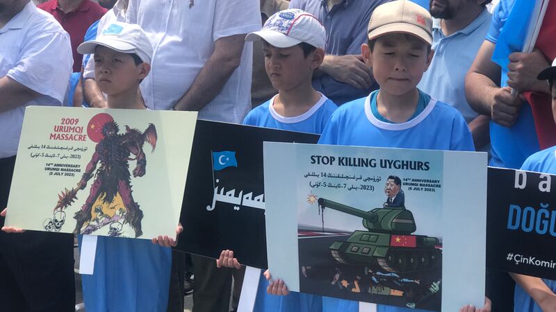 5-ئىيۇل ئۈرۈمچى قەتلىئامى ھەققىدە ئىستانبۇلدا ئېچىلغان نامايىش ۋە ئاخبارات ئېلان قىلىش يىغىنىدىكى ئۆسمۈرلەر شۇئار توۋلاۋاتىدۇ، 2023-يىلى 5-ئىيۇل
