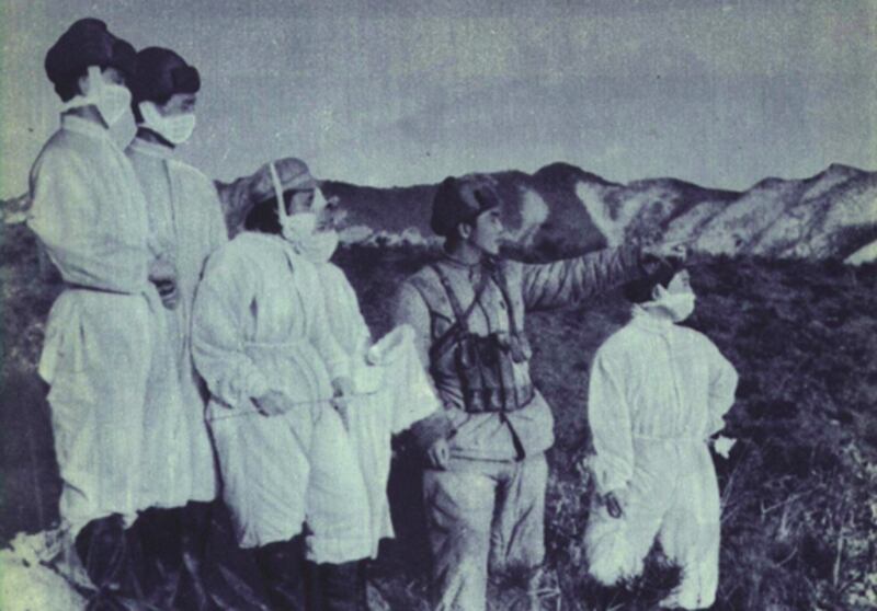 中国1952年发行的第2期《人民画报》刊登照片,称中国防疫部队进入细菌战防疫区。(维基百科)