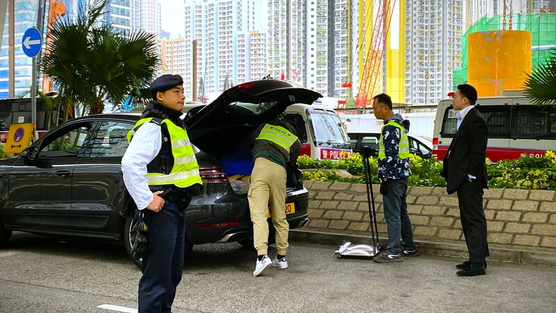 警方用金屬探測和反光鏡仔細搜查車輛。 （李若如攝）