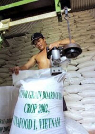 Gạo được đóng bao chuẩn bị xuất khẩu. AFP