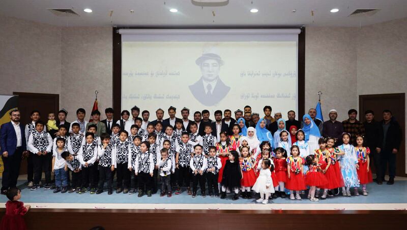 سۇتۇق بۇغراخان ئىلىم ۋە مەدەنىيەت ۋەخپى كونيا شۆبىسىنىڭ ئۇيۇشتۇرۇشى بىلەن «ئېلىپبەنى تۈگەتتىم» دېگەن تېمىدا ئۆتكۈزۈلگەن «دۇنيا ئانا تىل كۈنى» نى تەبرىكلەش پائالىيىتىدىن كۆرۈنۈش. 2022-يىلى 21-فېۋرال، تۈركىيە.