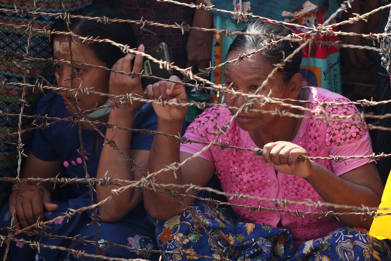 ၂၀၂၂ ခုနှစ် ဧပြီလ ၁၇ ရက်နေ့မှာ အင်းစိန်ထောင်ကနေ ပြန်လွတ်လာမည့်သူများကို စောင့်မျှော်နေကြသည့် မိသားစုဝင်တွေကို တွေ့ရစဥ် (Photo: RFA)