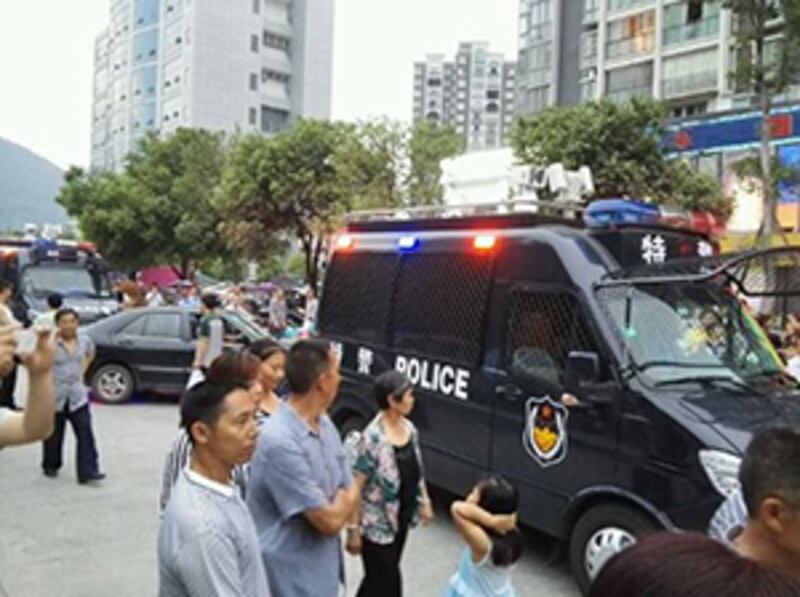 2015年6月8日，城管跟小販發生衝突後，警方即派員到現場。(現場人士攝)