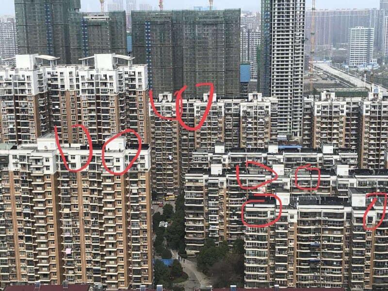 2020年3月10日，新冠肺炎疫情在武漢稍有緩解，國家主席習近平親到當地考察。為了確保習近平的安全，官方派大量狙擊手佔據了習近平途經區域的樓頂。（知情人提供）