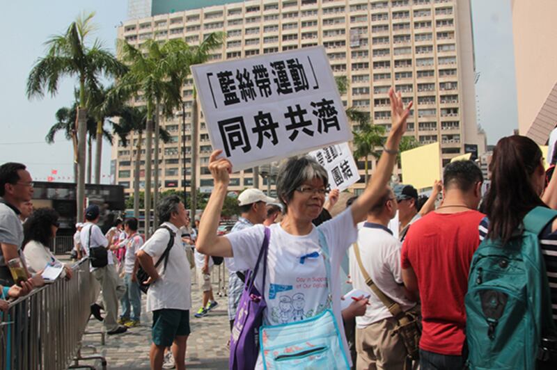 參與者高舉紙牌表達訴求。(粵語組記者文宇晴攝)