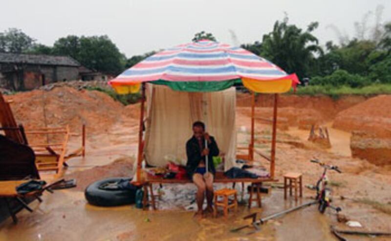 西長村村民土地被強徵,較早前房屋亦遭強拆,現時祇有自行搭建簡陋的棚房居住,落大雨都無瓦遮頭,生活十分悽慘。(村民柒先生提供)