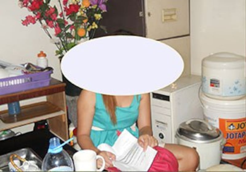 Cô Hồng cầm vé máy bay sau khi được giải cứu.
