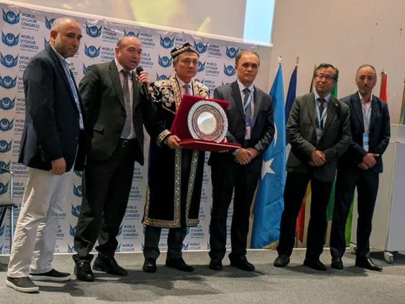 دۇنيا ئۇيغۇر قۇرۇلتىيى قۇرۇلغانلىقىنىڭ 20 يىللىقىنى خاتىرىلەش مۇراسىمىنىڭ كۆرۈنۈشى. 2024-يىلى 5-ئاپرېل، ميۇنخېن.