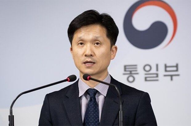 이상민 통일부 대변인이 7일 정부서울청사에서 열린 긴급브리핑에서 동해상에서 군 당국에 나포된 북한 주민 2명을 판문점을 통해 북한으로 추방했다고 밝히고 있다.
