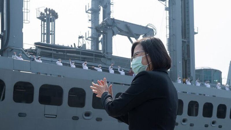蔡英文4月9日主持“海军敦睦远航训练支队返国欢迎仪式”。一周后官兵解散下船，陆续有出现不适就医后确诊感染新冠肺炎。（总统府提供）