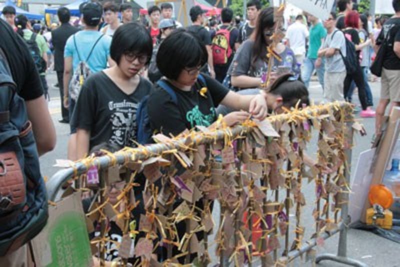 Protesters set up a place to hang blessings for Hong Kong in the Admiralty district, Oct. 1, 2014. Credit: RFA