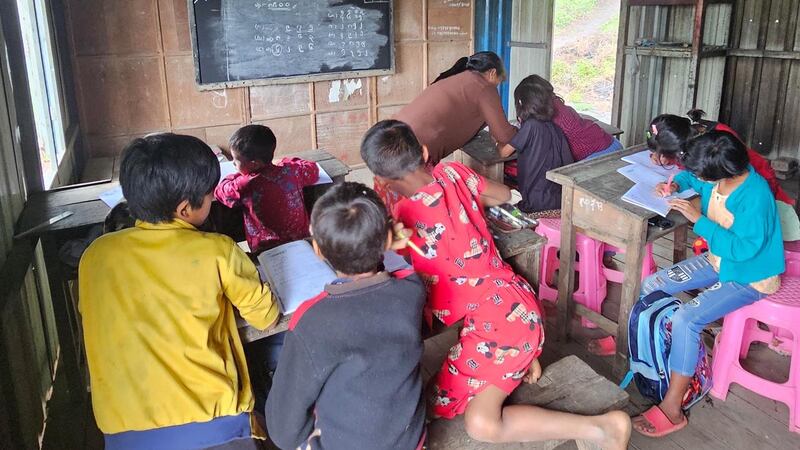 တီးတိန်မြို့နယ် ကျေးရွာတစ်ခုတွင် ကိုယ်ထူကိုယ်ထဖွင့်လှစ်ထားသည့် ကျောင်းတစ်ခုတွင် တက်ရောက်နေကြသည့် ကျောင်းသူကျောင်းသားများအား ၂၀၂၄ ခုနှစ်၊ ဇွန်လ ၁၄ ရက်နေ့က တွေ့ရစဉ်။ (RFA Photo)