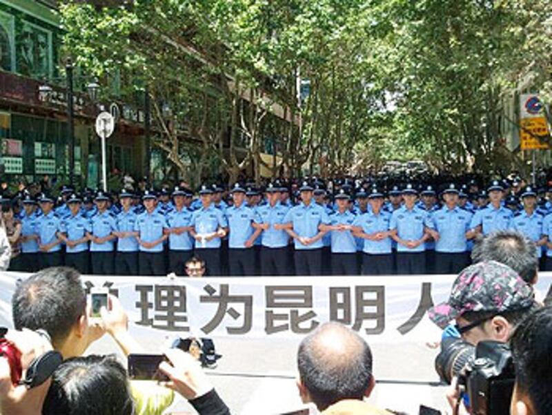 5月16日，昆明民眾示威反對PX工程，大批警察在巿中心各個路口築成人牆，堵住出口，將逾千示威民眾重重包圍。（現場人士提供）