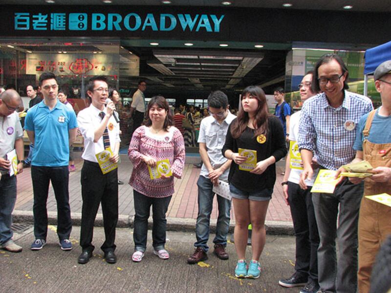 “杏林覺醒”與其他專業團體連續多個周日,跑到多個社區街頭,捲起衣袖,向市民講解不能接受人大常委8.31框架下的政改方案。(劉雲攝)
