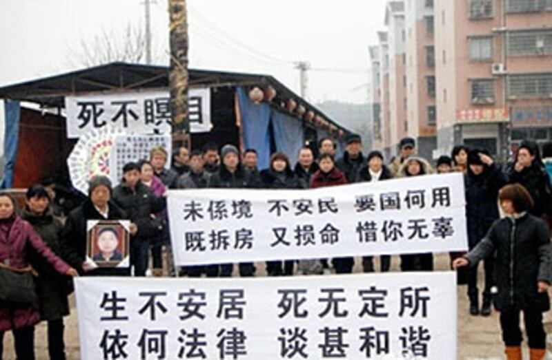 35歲的劉正剛死後遺體安放臨時靈堂，家屬為討回公道，至今仍未下葬。(照片來自拆遷戶)