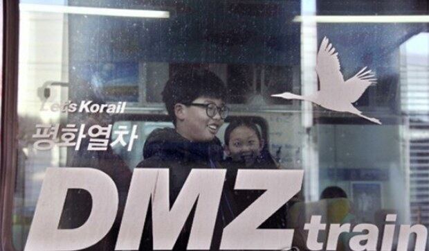 사진은 지난 2월 9일 서울 중구 서울역에서 2018 평창동계올림픽과 패럴림픽 1주년을 맞아 강원 DMZ 평화트레인 타고 떠나는 기차여행에 참가하는 어린이기자단이 출발에 앞서 기념촬영을 하는 모습.