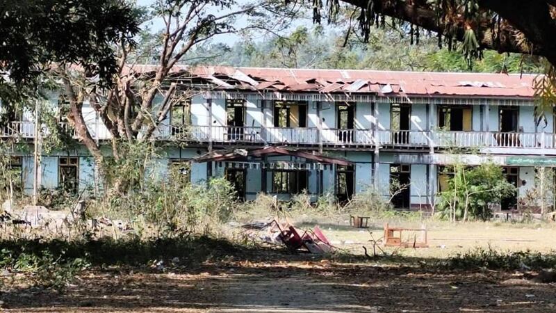 စစ်ကောင်စီတပ် လေကြောင်းသုံးတိုက်ခိုက်ခဲ့သည့် စစ်ကိုင်းတိုင်း၊ တမူးမြို့နယ်၊ ခါမ်းပါတ်မြို့အနီး ကနန်ရွာမှ အဆောက်အအုံတစ်ခုအား ၂၀၂၃ ခုနှစ်၊ ဇန်နဝါရီလ ၇ ရက်နေ့က တွေ့ရစဉ်။ (Photo: Citizen Journalist)