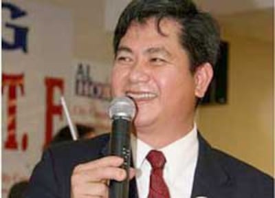 Nghị Viên Hoàng Duy Hùng trong một buổi nói chuyện với cộng đồng. Photo courtesy of Người Việt.