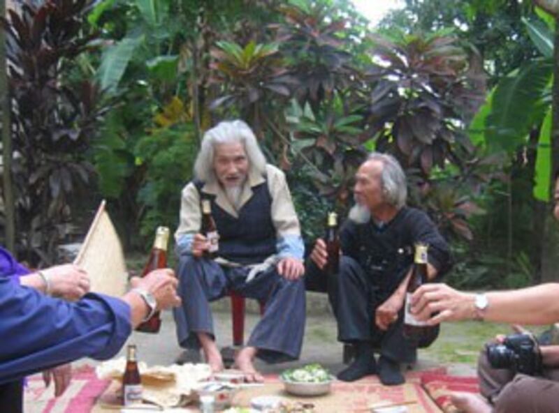 Thi sĩ Hữu Loan trên sân gạch trước nhà ông (2006). Ảnh Văn Khoa/Blog-haydanhthoigian
