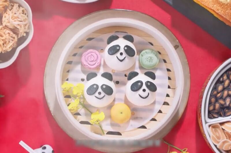 李家超的新年賀辭影片中，其中一幕為大熊貓饅頭。