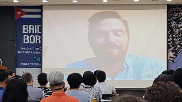 넷 크레친 ‘오픈 테크놀로지 펀드’ 사무차장이 20일 국민통일방송이 개최한 ‘국경의 연결-쿠바와 미얀마의 경험을 통해 본 북한 정보자유화’라는 제목의 토론회에서 화상 전화를 통해 발표하고 있다.