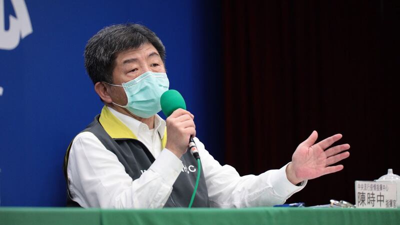 中央防疫指挥官陈时中呼吁社会不要对染疫官兵“猎巫”。（卫福部直播平台截图）