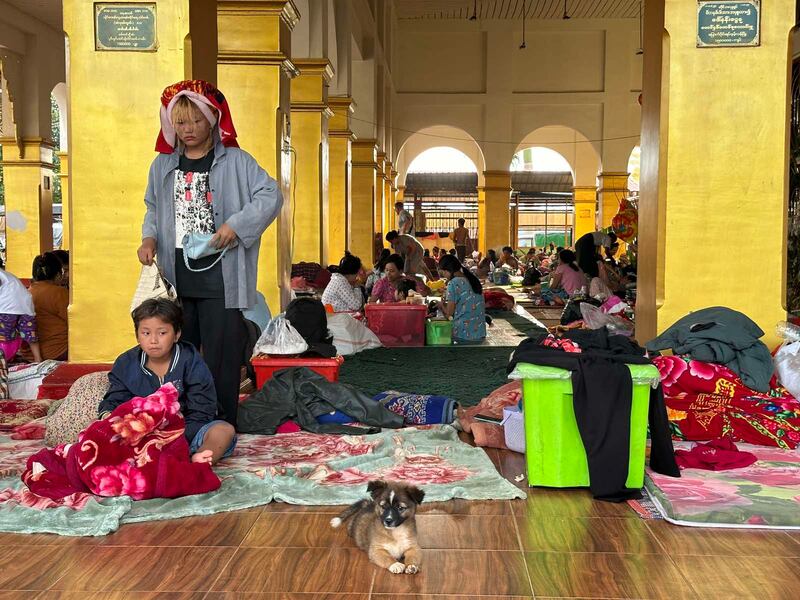 လားရှိုးတိုက်ပွဲများကြောင့် တိမ်းရှောင်နေရသည့် စစ်ဘေးဒုက္ခသည်များ နမ့်လန်မြို့ရှိ နေရာတချို့တွင် ခိုလှုံနေကြသည်ကို ၂၀၂၄ ခုနှစ်၊ ဇူလိုင်လ ၁၉ ရက်နေ့က တွေ့ရစဉ်။ (Photo: RFA)