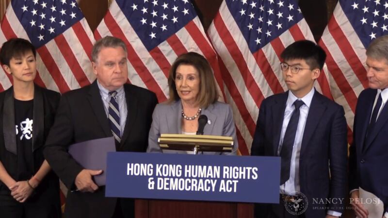 2019年9月18日，众议院议长南希·佩洛西（Nancy Pelosi）, 众议员克里斯·史密斯（Chris Smith）等人，就“香港人权与民主法案”举行新闻发布会。黄之锋、何韵诗等人参加。（视频截图）
