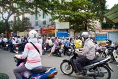 Phụ huynh học sinh chờ đón con em mình trước cồng Trường Trung Cấp Kỹ Thuật Nông Nghiệp Tp.HCM ở đường Đinh Tiên Hoàng, Q-1, Sài Gòn. RFA Photo.