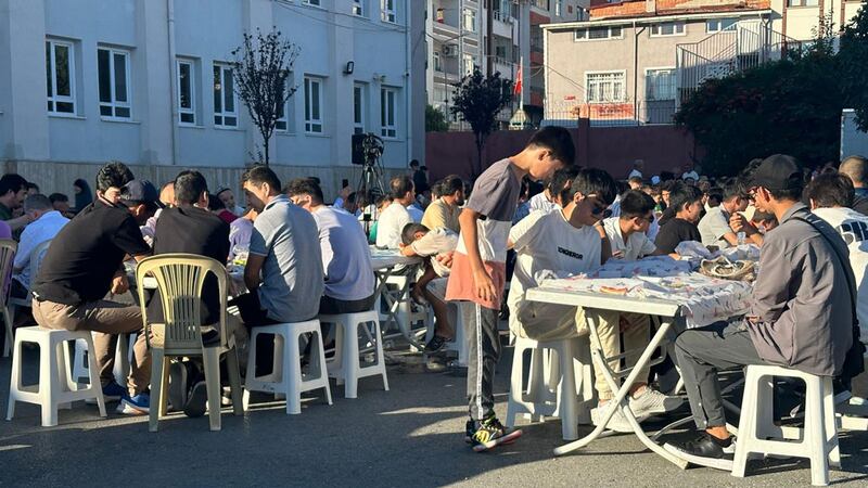 ئىستانبۇلدا ئۆتكۈزۈلگەن قۇربان ھېيتنى تەبرىكلەش پائالىيىتىنىڭ كۆرۈنۈشى. 2024-يىلى 19-ئىيۇن، ئىستانبۇل.