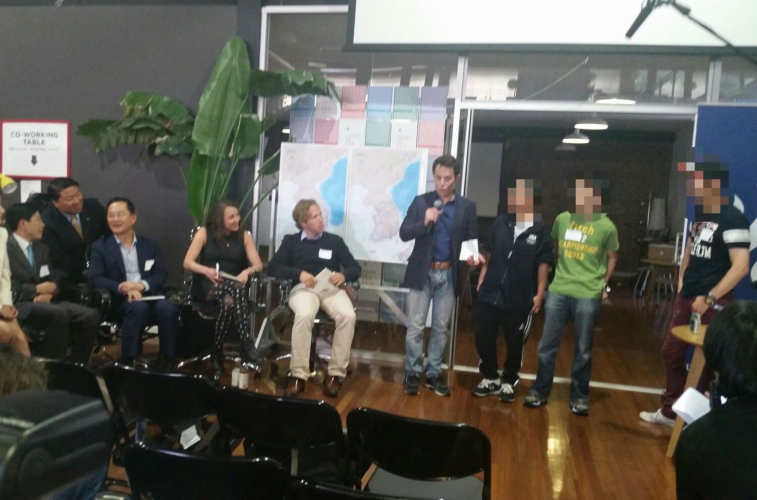 3일 미국 서부 샌프란시스코에서 열린 "해커톤'에서 수상자(오른쪽 세 명)를 소개하고 있는 토르 할보르센 '인권재단' 대표 (오른쪽에서 네번째)와 평가단(왼쪽). 
