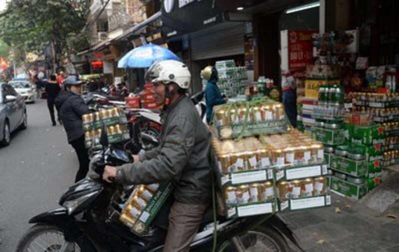 Quang cảnh mua bán tại một cửa hàng dịp Tết Đinh Dậu.