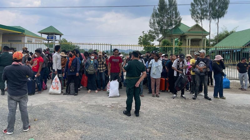 BMC_Police_educates_300workers_about_to_cross_border_in_Malay_to_Thailand_on_041824_1.jpg