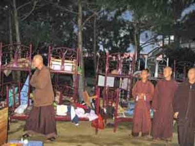 Họ quăng hết đồ đạc của người xuất gia ra khỏi khu nhà “Tâm Ban Đầu.” Họ phá cả bếp nấu ăn của các thầy. Đồ ăn đang nấu sẵn thì họ quăng ra ngoài. Cả soong, nồi, chảo, gối ngồi thiền, quần áo