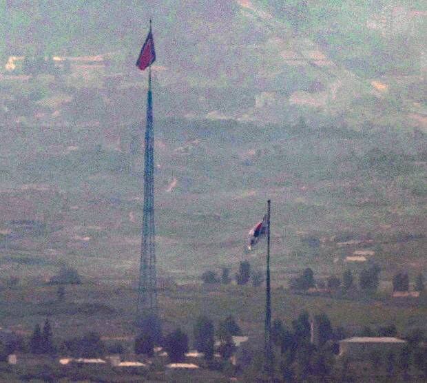 27일 경기도 파주시 접경지역에서 바라본 서부전선 비무장지대(DMZ)에 남한 대성동 마을의 태극기와 북한 기정동 마을의 인공기가 펄럭이고 있다.     이날 박수현 청와대 국민소통수석은 남북이 오전 10시부터 그동안 단절됐던 남북 간 통신 연락선을 전격 복원하기로 했다고 긴급 브리핑을 통해 발표했다.
