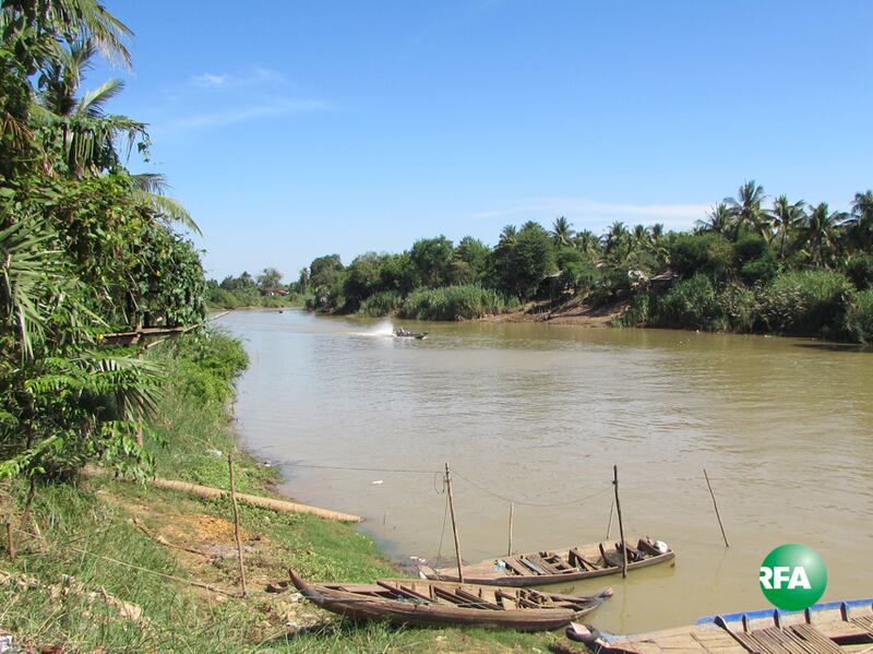 ទីតាំង​ដែល​អាជ្ញាធរ​ត្រៀម​ធ្វើ​ទំនប់​បិទ​ស្ទឹង​សង្កែ នៅ​ភូមិ​ព្រែកតាច្រែង ឃុំ​ព្រែកនរិន្ទ ស្រុក​ឯកភ្នំ ខេត្ត​បាត់ដំបង។ រូបថត​ថ្ងៃ​ទី​១៨ ខែ​ធ្នូ ឆ្នាំ​២០១៦ RFA/Hum Chamroeun
