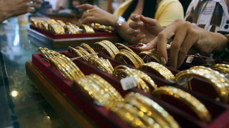 ရန်ကုန်မြို့မှ ရွှေအရောင်းဆိုင်တစ်ဆိုင်အား တွေ့ရစဉ်။ (Photo: AFP)