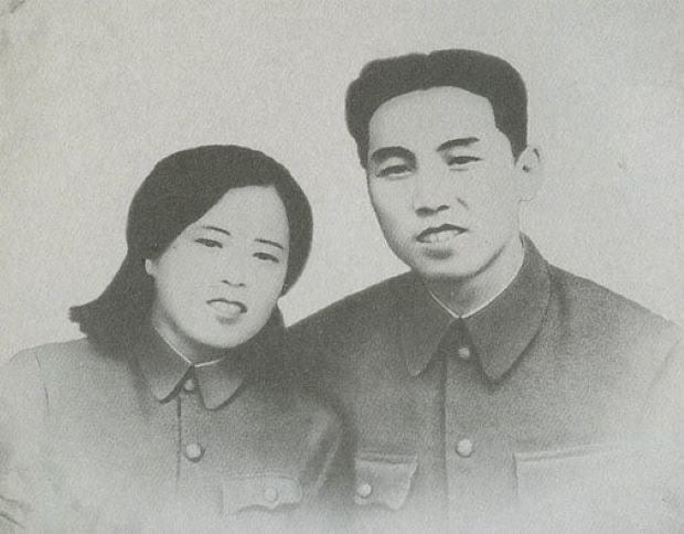 사진은 김일성 주석이 항일빨치산 시절 부인 김정숙과 찍은 것으로 김 주석의 회고록 '세기와 더불어'에 실린 흑백사진,