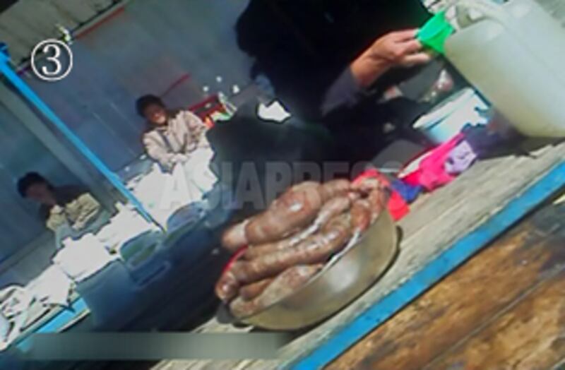 시장의 끝에 위치한 매대에 순대가 놓여있다. 그릇에 담긴 순대는 돼지의 굵은 창자를 이용하여 만든 순대다. 아시아프레스 제공