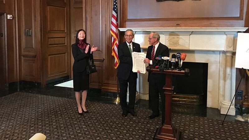 联邦参议院外交事务委员会主席里施（Jim Risch）向驻美国台北经济文化代表处大使高硕泰赠送了两周前参议院通过的《重新确认美国对台及对执行台湾关系法承诺》决议案精引本。（记者王允摄影）