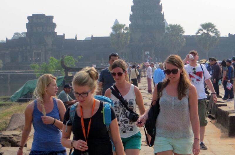 ក្រុម​អ្នក​ទេសចរ​បរទេស​ចម្រុះ​ជាតិ​សាសន៍​ចូល​ទស្សនា​ប្រាសាទ​អង្គរវត្ត កាល​ពី​ថ្ងៃ​ទី​១៨ ខែ​កុម្ភៈ ឆ្នាំ​២០១៥។ 
