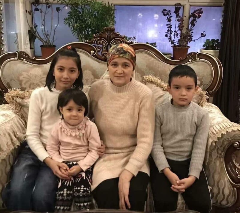 ئۈرۈمچى 24-نويابىر ئوت ئاپىتىدە قازا قىلغانلىقى قەيت قىلىنغان ئۇيغۇر ئانا ۋە 3 پەرزەنتى. رەسىم ئىجتىمائىي تاراتقۇلاردىن ئېلىندى، رادىئومىز تەرىپىدىن توغرىلىقى دەلىللەنمىدى.
