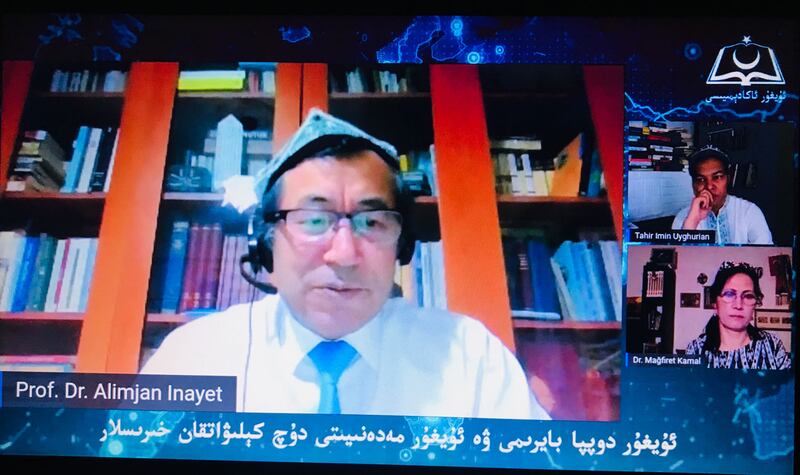 مەركىزى ئىستانبۇلغا جايلاشقان ئۇيغۇر ئاكادېمىيىسىنىڭ ئۇيۇشتۇرۇشى بىلەن ئۆتكۈزۈلگەن «ئۇيغۇر دوپپا بايرىمى ۋە ئۇيغۇر مەدەنىيىتى دۇچ كېلىۋاتقان خىرىسلار» دېگەن تېمىسىدىكى تور يىغىنىدا ئۇيغۇر ئاكادېمىيىسىنىڭ رەئىسى پروفېسسور دوكتور ئالىمجان ئىنايەت سۆزلىمەكتە. 2021-يىلى 5-ماي.