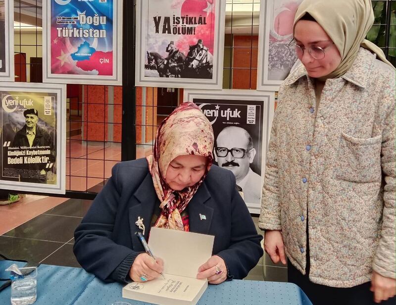 تۈركىيەنىڭ دېنىزلى شەھىرىدە ئۆتكۈزۈلگەن «تۈرك دۇنياسى ئىلمىي مۇھاكىمە يىغىنى» جەريانىدا شائىرە نۇرئەلا كۆكتۈرك خانىم ئۆزىنىڭ كىتابىنى ئالغانلارغا ئىمزا قويماقتا. 2024-يىلى فېۋرال.