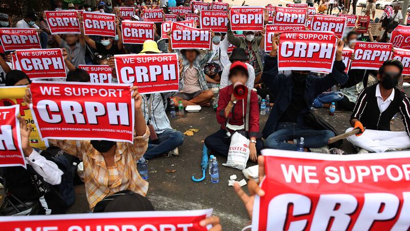 စစ်အာဏာသိမ်းမှုကို ဆန့်ကျင်ပြီး CRPH ကို ထောက်ခံကြောင်း ရန်ကုန်မြို့နေ ပြည်သူများ ၂၀၂၁ ခုနှစ်၊ မတ်လ ၁၄ ရက်နေ့က ဆန္ဒပြခဲ့ကြစဉ်။ (Photo: RFA)