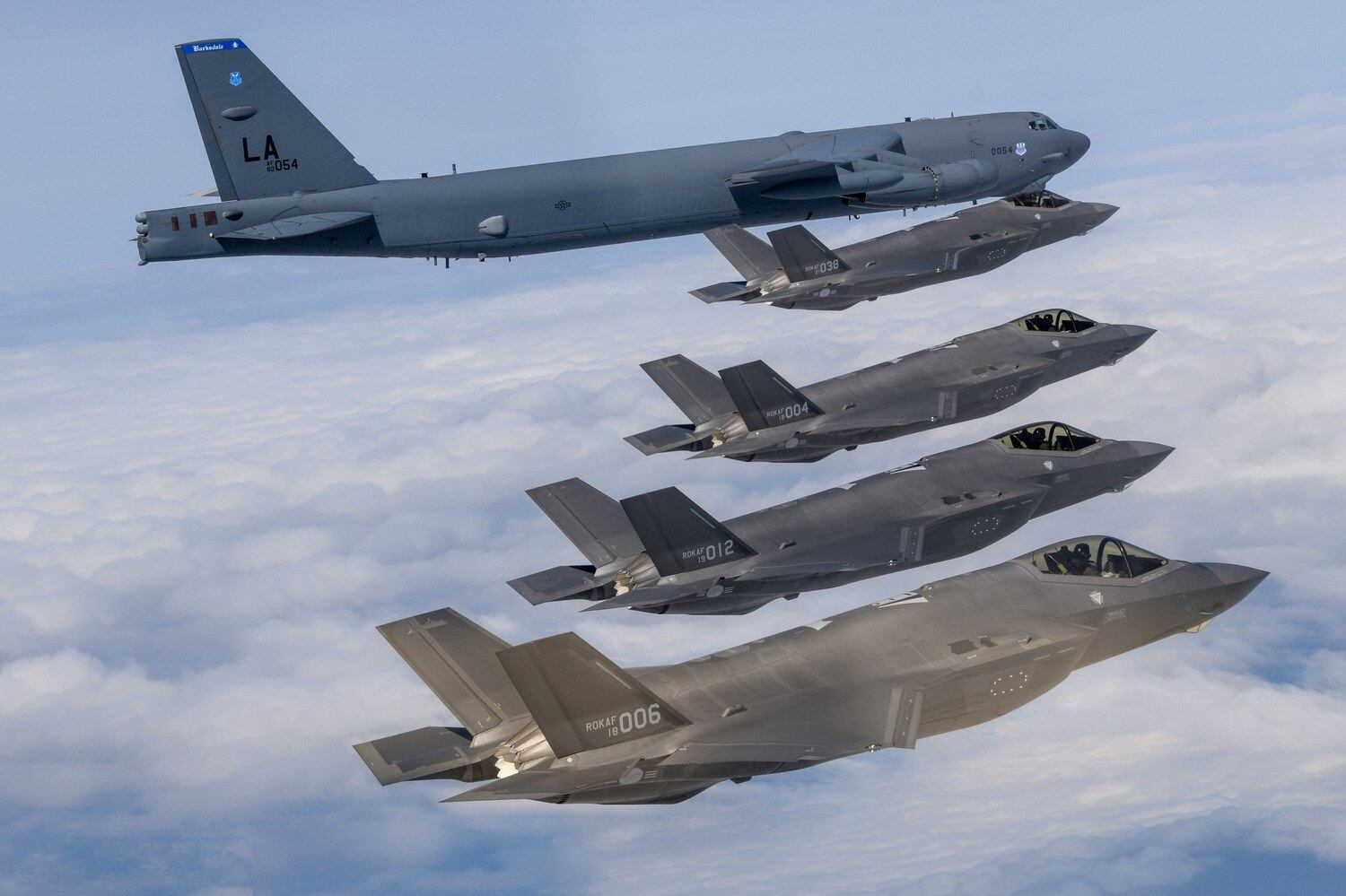 한미 공군이 지난달 14일 한반도 상공에서 우리측 F-35A 전투기와 미측 B-52H 전략폭격기, F-16 전투기가 참여한 가운데 연합공중훈련을 실시하고 있다.