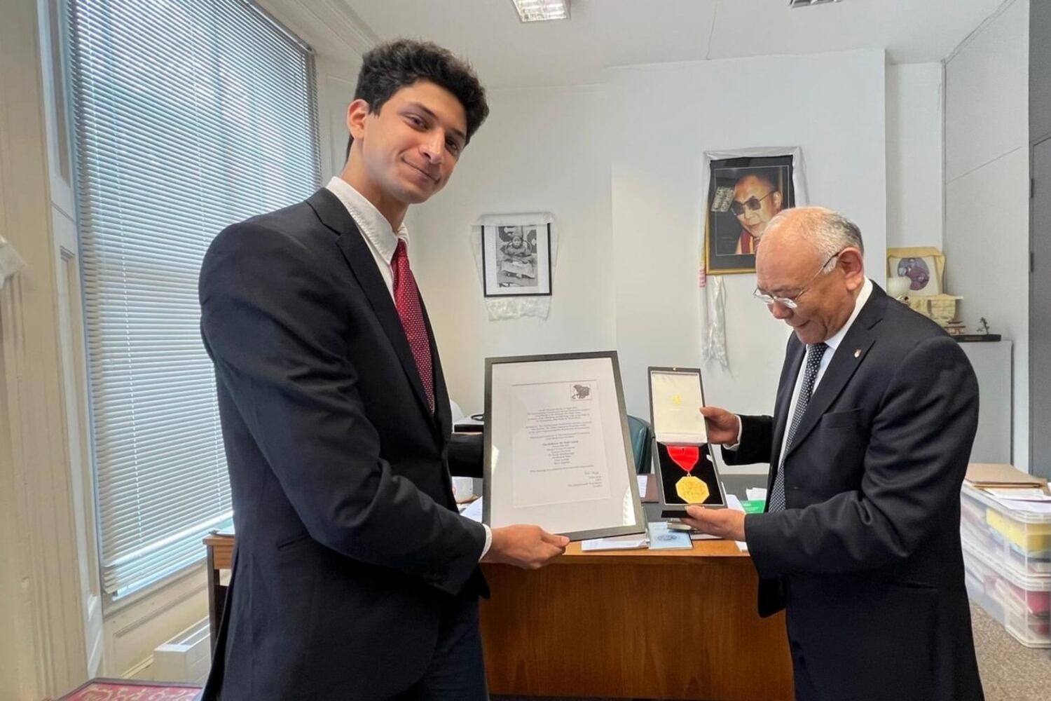 英国谢赫拉扎德基金会代表将奖章交给藏人驻英代表